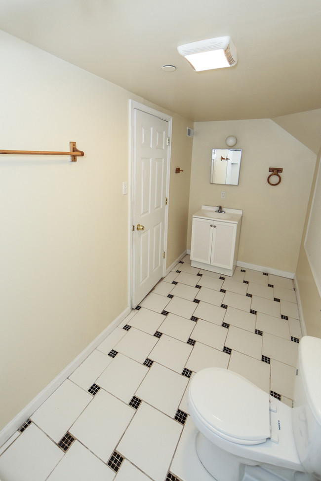 private bathroom - 1447 N 17th St