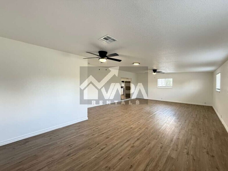 Building Photo - 315 Jamaica Dr