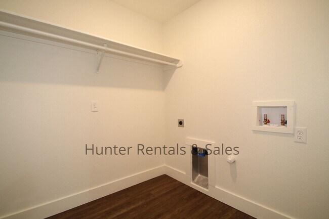 Building Photo - Upscale Three-bedroom Townhome!