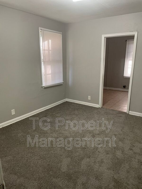 Building Photo - 1242 Kenmore St