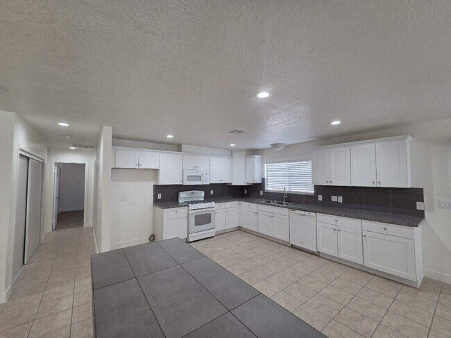 Building Photo - 9425 Vista Del Valle
