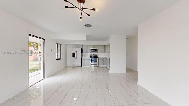 Building Photo - 2 bedroom in Hallandale FL 33004