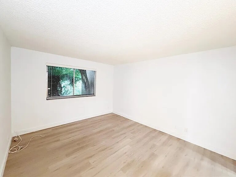 Building Photo - 709 Gardens Dr