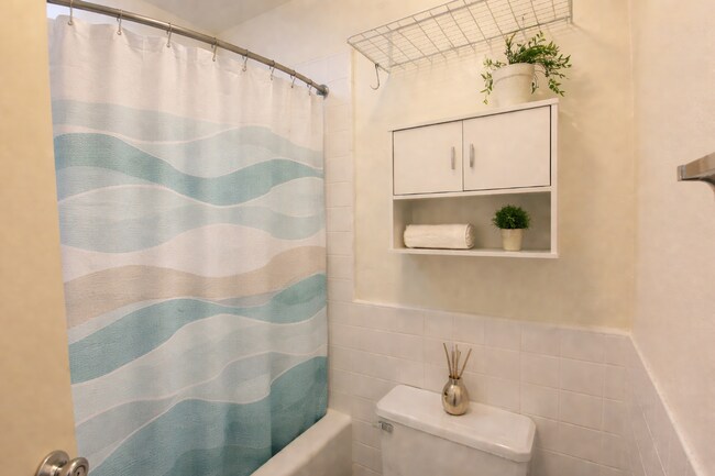 Building Photo - Awesome PL Location! Exclusive Garage! Balcony!