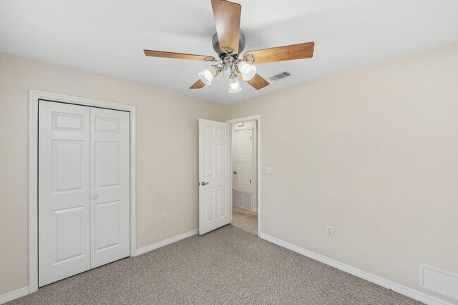 Building Photo - 305 Parkwood Pl