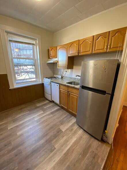Primary Photo - 126 Warren St