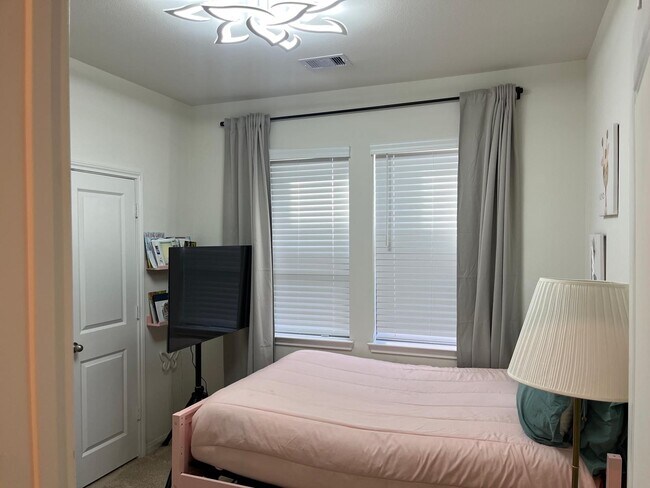 Building Photo - 10526 Wagner St