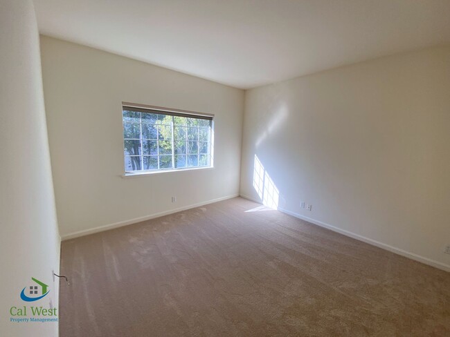 Building Photo - $6995-Amazing 4 Bed/3 Bath Home in Mtn. Vi...