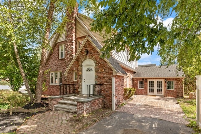 Building Photo - 129 Maple Ave