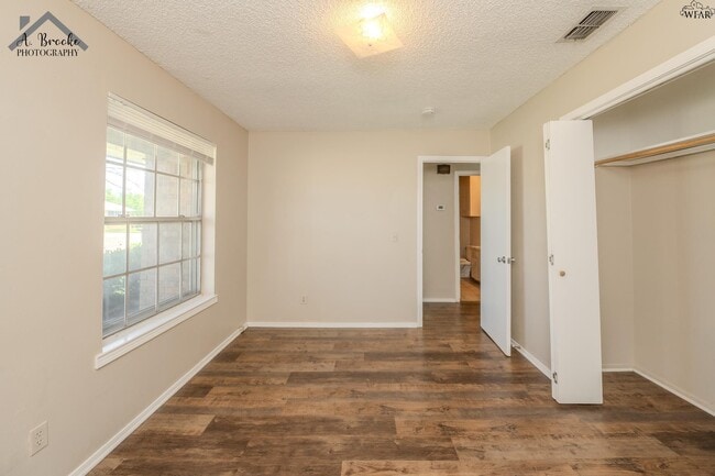 Building Photo - 1118 Crescent Ln