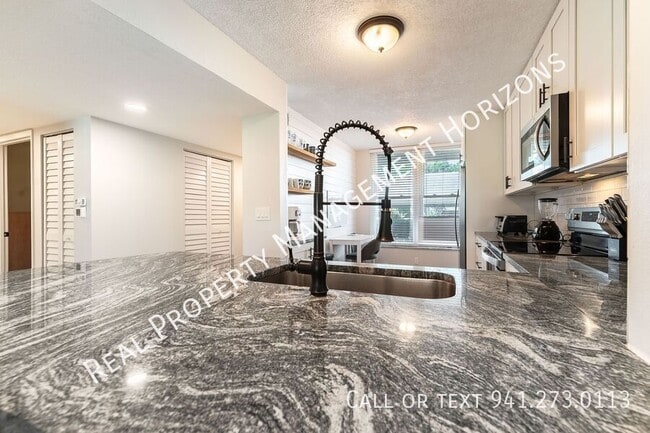 Building Photo - 3750 Pinebrook Cir