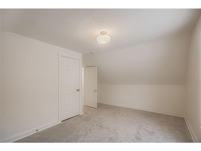 Building Photo - 84 Isabel St W