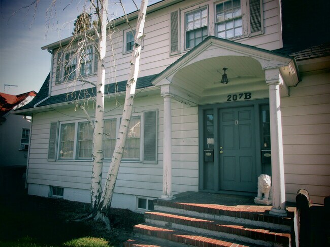 Building Photo - 207 S 16th Ave