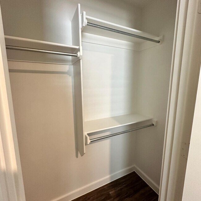 Building Photo - 2059 Kenwood Ave