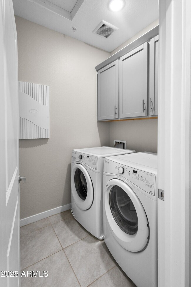 Building Photo - 155 N Lakeview Blvd