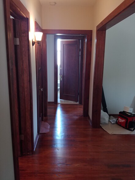 Building Photo - 950 N Mayfield Ave