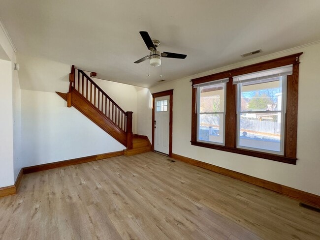 Building Photo - Fantastic 3-Bedroom Overlea Home with Open-Floor Plan!