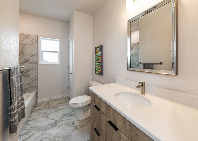 Building Photo - 3 Bedroom End Unit Luxury Townhome in Moun...