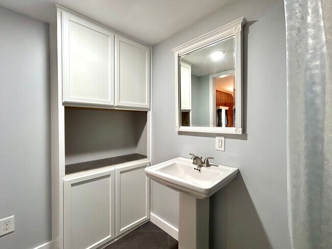 Building Photo - Four Bedroom Home in Northeast Grand Rapids