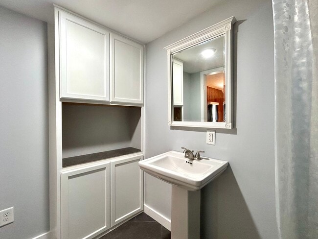 Building Photo - Spacious 4-Bedroom Home Near College Hill & Highland Park