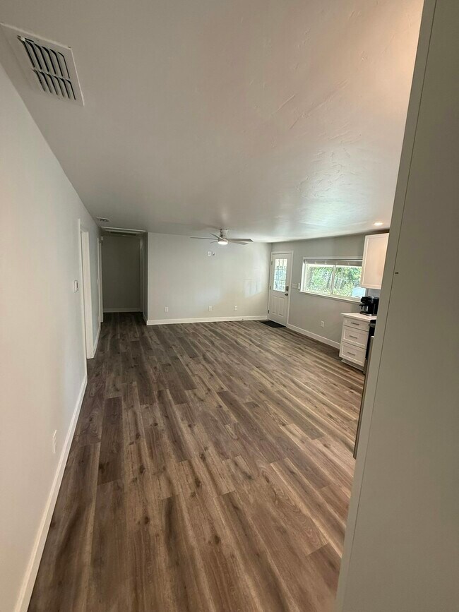 Building Photo - 204 Lambert Ln