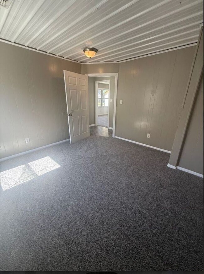 Building Photo - Charming 4 Bedroom House!