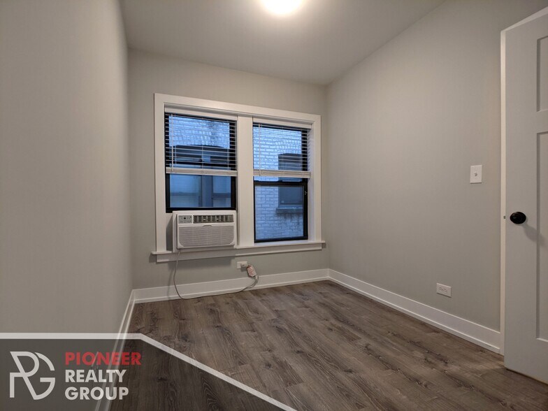 Building Photo - 711 W Brompton Ave