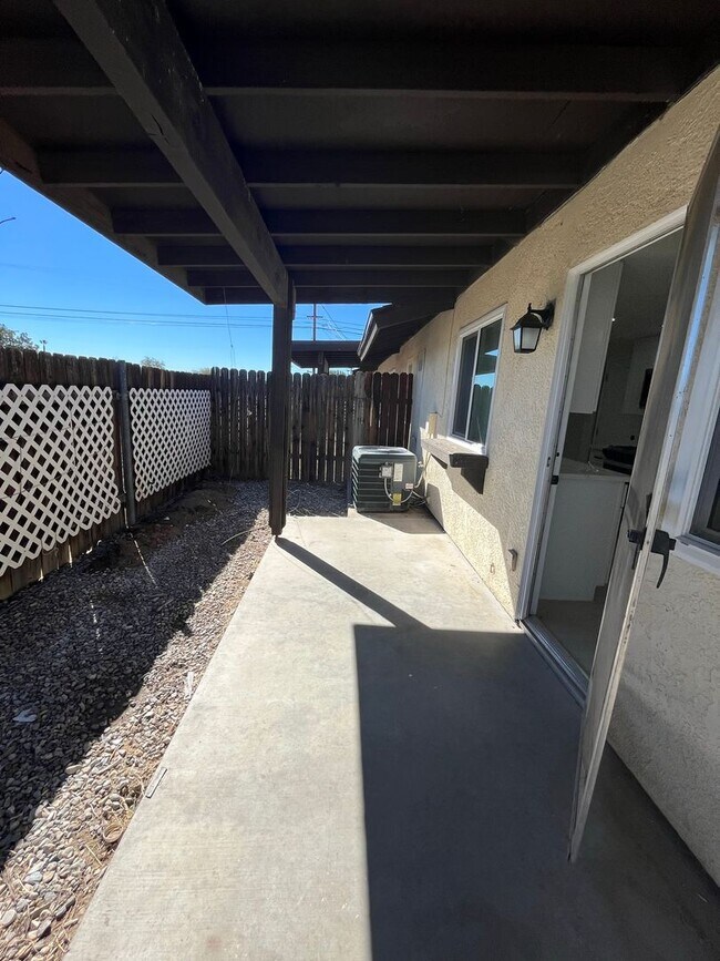 Building Photo - 784