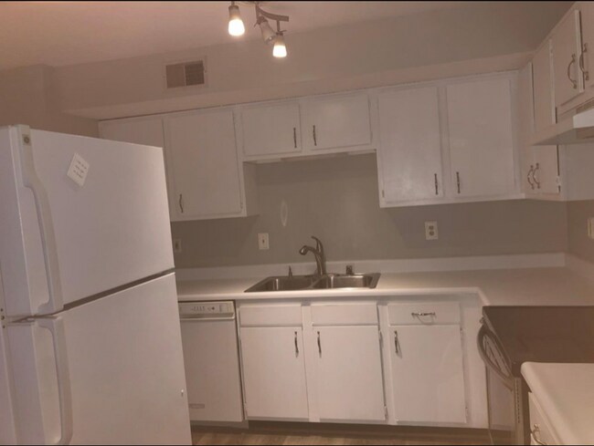 Building Photo - 818 Rubel Ave