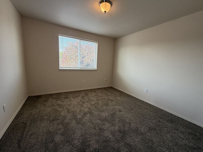 Building Photo - CHECK OUT THIS SPACIOUS TOWNHOUSE IN REDMO...