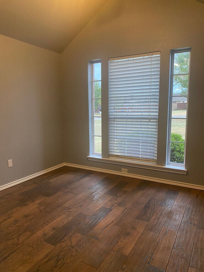 Building Photo - 150 Hunters Cir