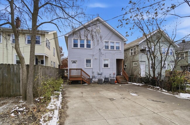 Building Photo - 212 E Hudson St