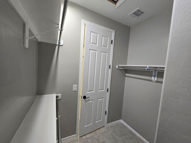 Building Photo - MOVE IN SPECIAL!! 3 Bedroom/ 2 Bath Red Rock Oasis