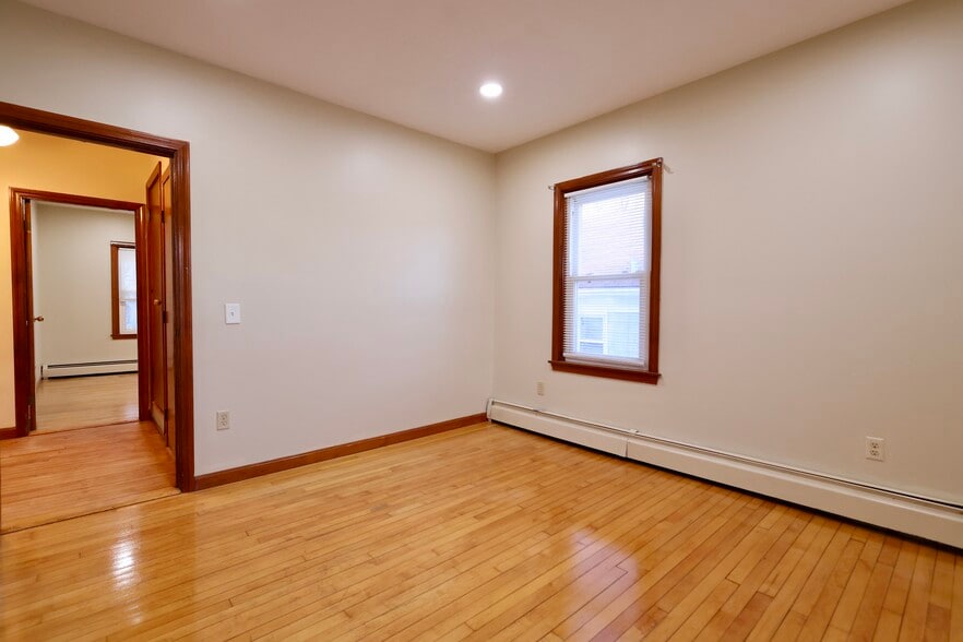 Building Photo - 31 Anthony St