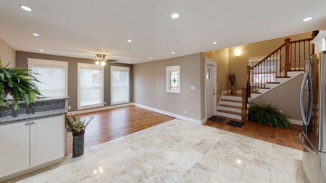 Building Photo - 5BR/3BA Unit in Fort Sanders Duplex | Walk...