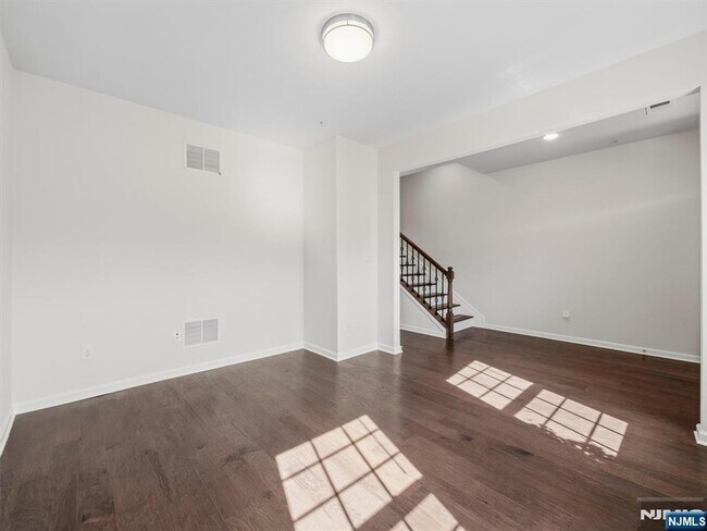 Building Photo - 18 Litchfield Ln