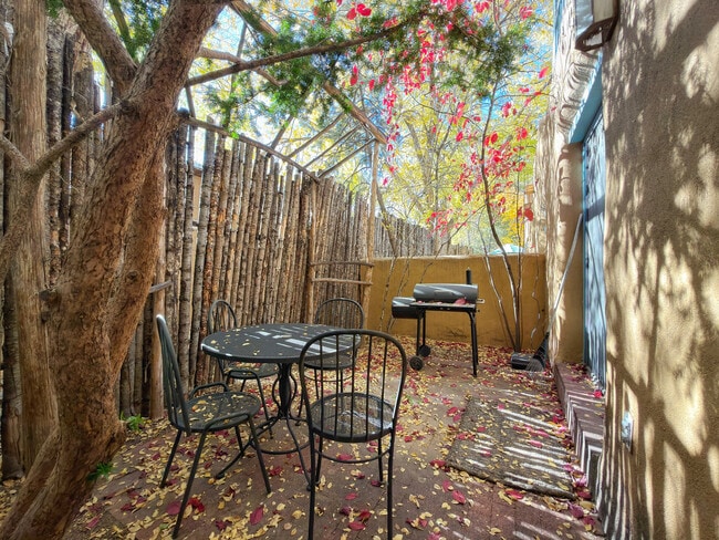 Building Photo - 624 Galisteo St