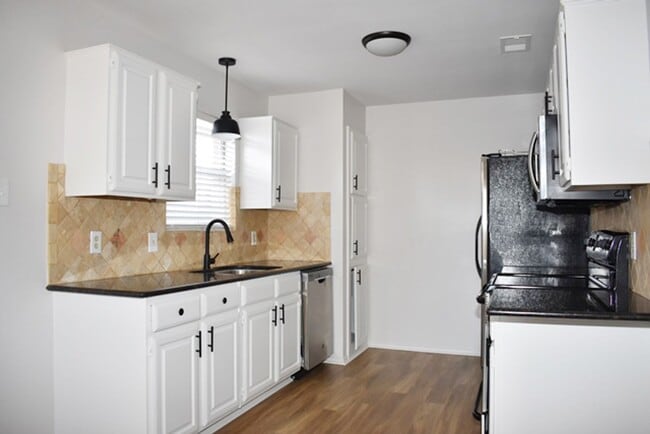 Building Photo - 6912 Brookdale Dr