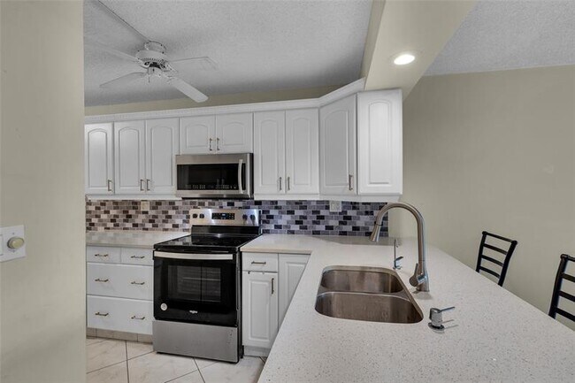 Building Photo - 7 Royal Palm Way