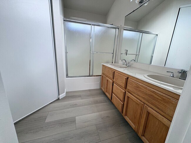 Building Photo - 3 Bedroom In Brentwood