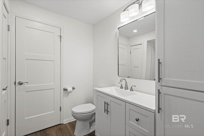 Building Photo - 2024 Sea Cliff Dr N