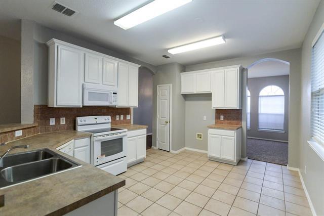 Building Photo - 12661 Oakwood Cir