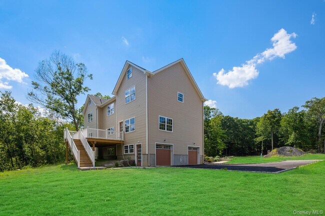 Building Photo - 2 Hallock Ct