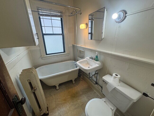 Building Photo - "Charming Studio Retreat in Minneapolis - Cozy 410 Sq. Ft. Gem with Full Bath!"