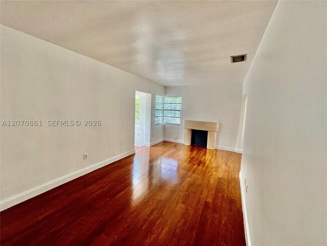 Building Photo - 525 NE 65th St