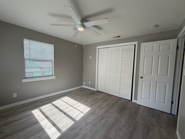 Building Photo - Apartment in Historical Tarpon Springs