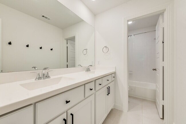 Building Photo - Beautiful 5 bedroom 3 full bath home in the heart of Heartland!