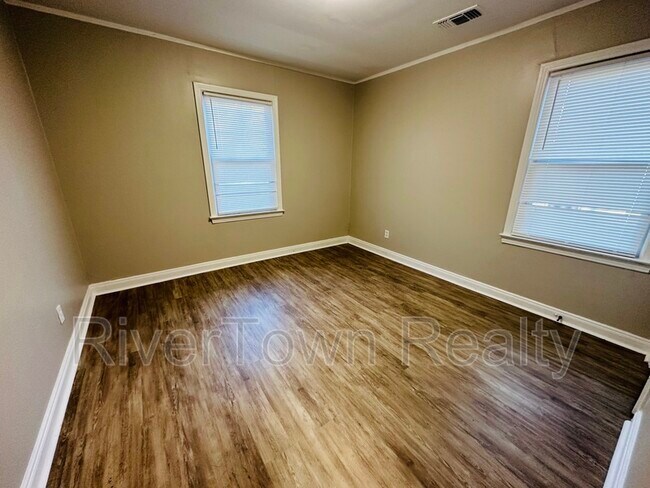 Building Photo - 1074 E Walthal Cir