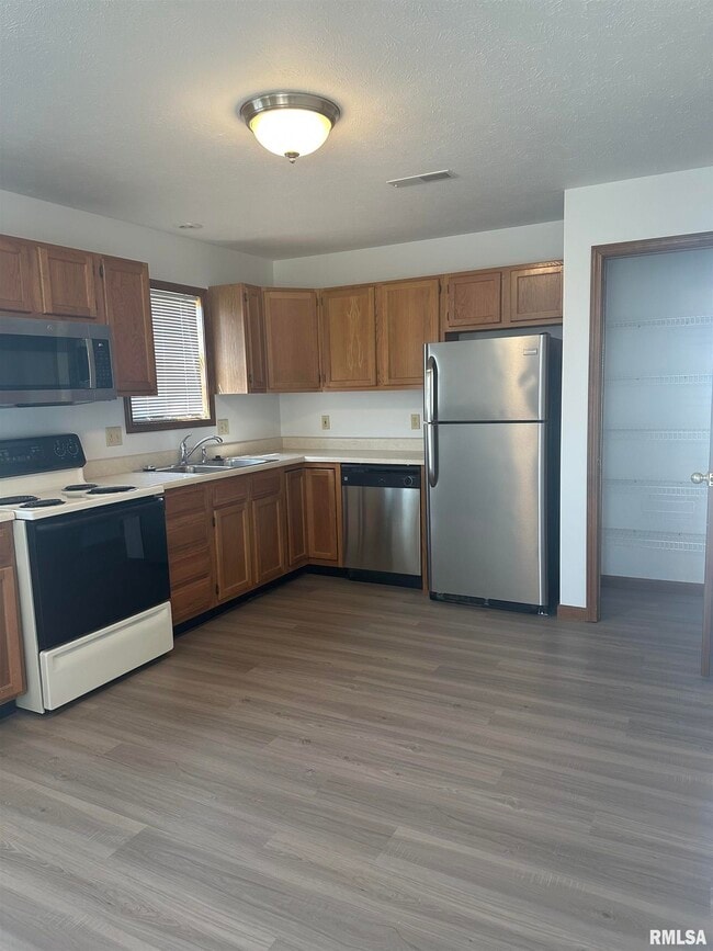 Building Photo - 3130 Cascade Dr