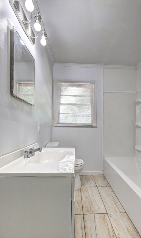 Building Photo - 2006 Pine Hill Dr